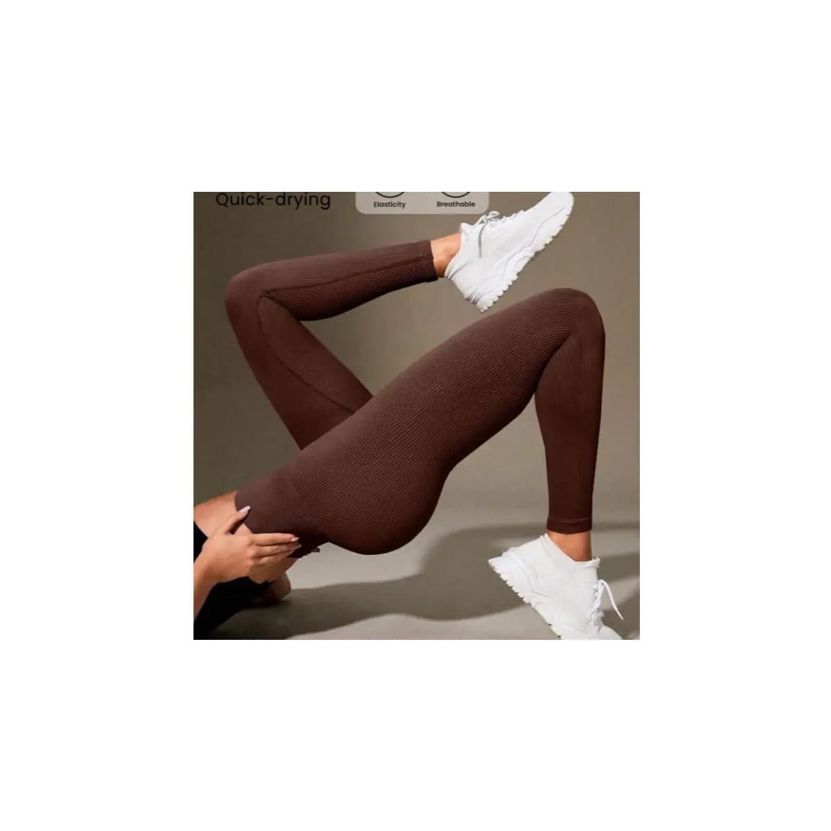 Leggings canelada de cintura larga e cor sólida para atividades esportivas.