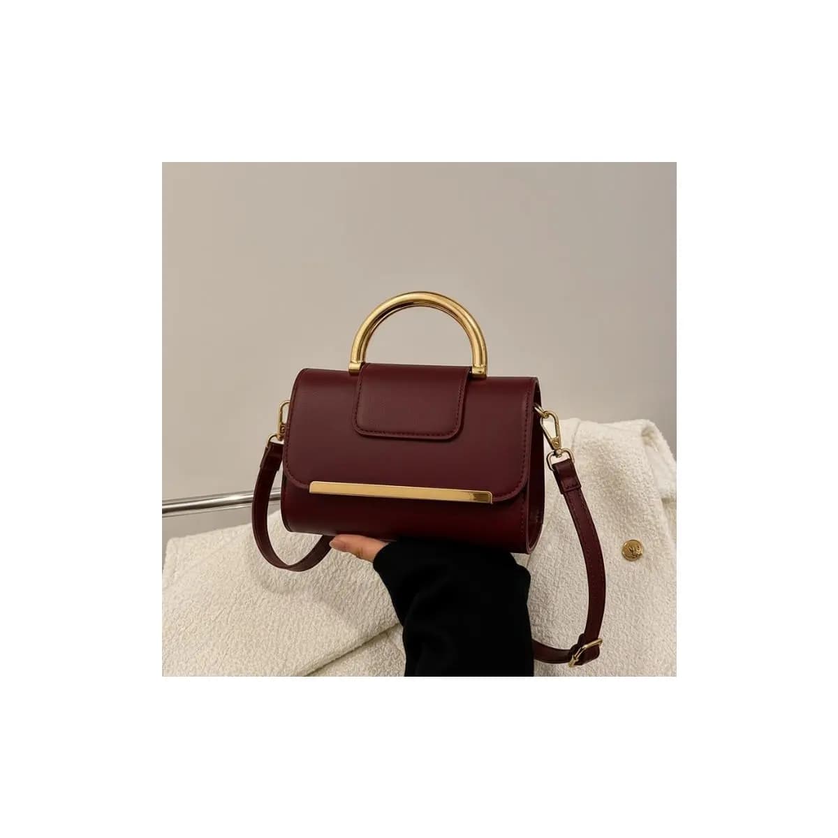 Bolsa feminina casual elegante com desgin moderno , com detalhes em dourado