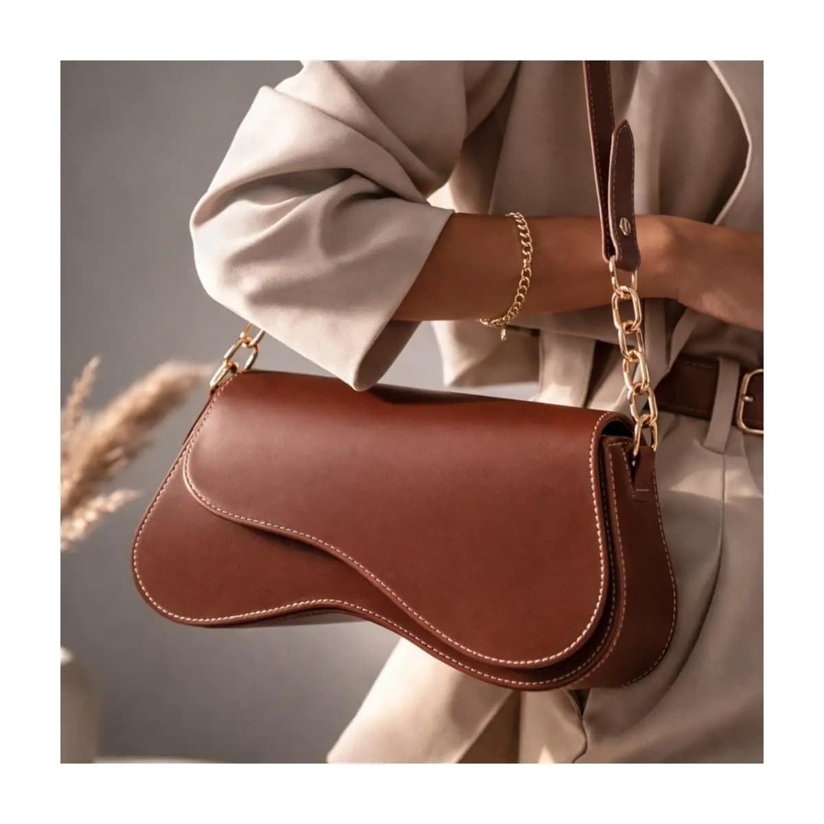 Bolsa Feminina Média Espaçosa Detalhes Dourado Baguete Moderna