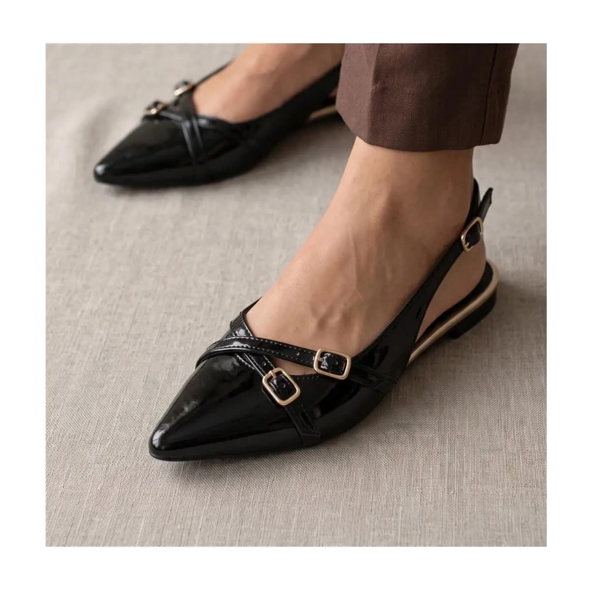 Sapatilha Slingback Feminina Verniz Preto com Tiras Cruzadas e Fivela Bico Fino Confortavel